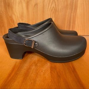 Crocs Sarah Slip On Clogs TSS1222